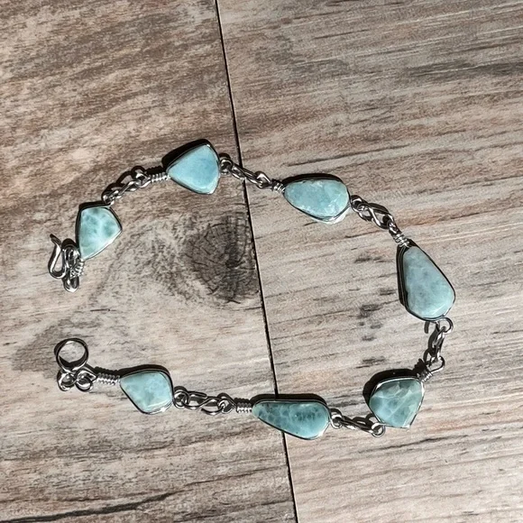 Elegant Silver and Blue Stone bracelet. - Picture 2 of 4